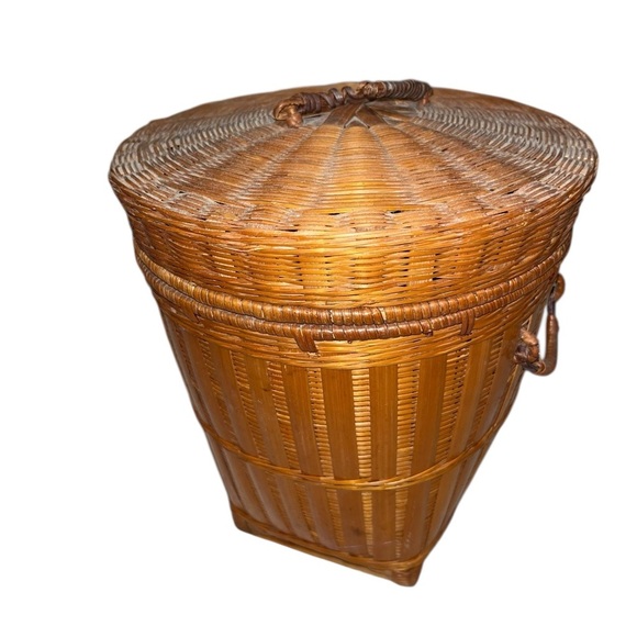 Vintage woven wicker basket with lid storage - Picture 3 of 6